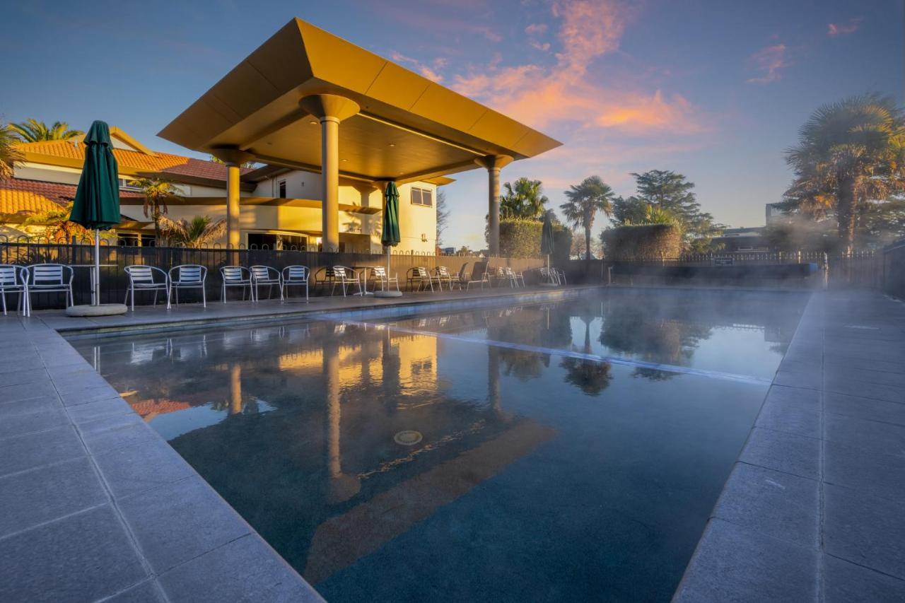 Regal Palms Resort Rotorua Ngoại thất bức ảnh The pool at the hotel