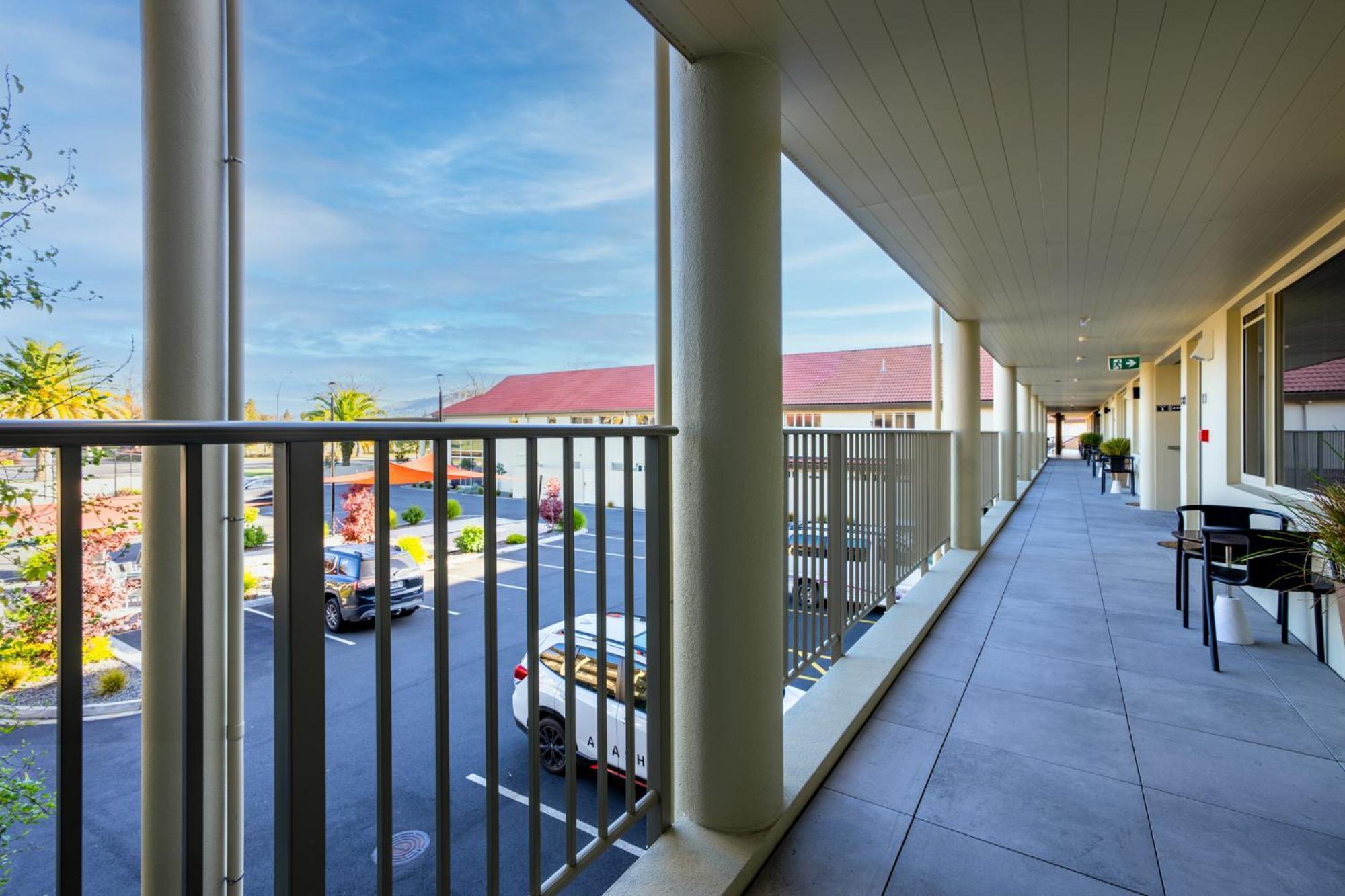 Regal Palms Resort Rotorua Ngoại thất bức ảnh A balcony at the hotel
